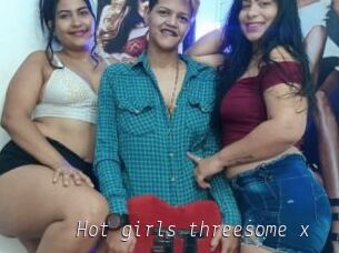 Hot_girls_threesome_x